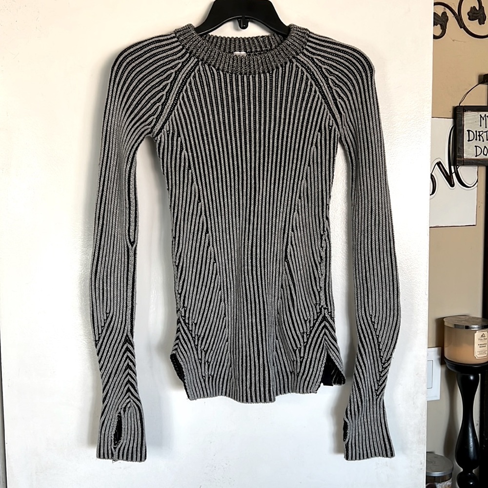 EUC IVIVVA (KIDS LULULEMON) heavyweight knit  sweater